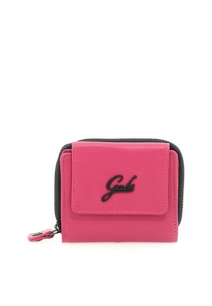 Portafoglio compatto in pelle rosa con tasca frontale con pattina, cerniera nera lungo i bordi e logo corsivo nero "Gabs" sul davanti.