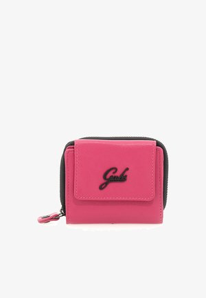 Portafoglio compatto in pelle rosa con tasca frontale con pattina, cerniera nera lungo i bordi e logo corsivo nero "Gabs" sul davanti.
