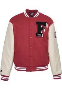 Veste universitaire rouge et crème avec un corps en laine, des manches en cuir, un col côtelé rayé et un écusson avec le logo FUBU sur la poitrine. Fermeture à boutons pression.