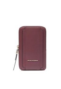 Portafoglio in pelle color bordeaux dalla forma rettangolare, con logo dorato, chiusura a zip e dettagli di cucitura discreti sulla parte anteriore.
