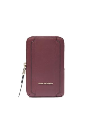 Portafoglio in pelle color bordeaux dalla forma rettangolare, con logo dorato, chiusura a zip e dettagli di cucitura discreti sulla parte anteriore.