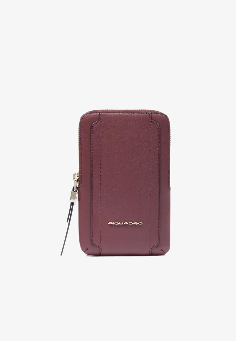 Portafoglio in pelle color bordeaux dalla forma rettangolare, con logo dorato, chiusura a zip e dettagli di cucitura discreti sulla parte anteriore.