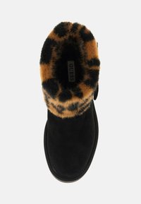 Crne antilop čizme do članaka s leopard uzorkom od umjetnog krzna. Imaju zaobljen vrh i teksturirani potplat za prianjanje. Brend oznaka vidljiva unutar.