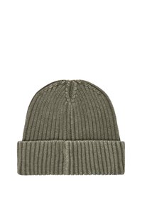 Słomkowy beanie w oliwkowej zieleni, wyróżniający się ryflowaną teksturą, z podwiniętym mankietem oraz zaokrąglonym czubkiem z delikatnymi detalami szwów.