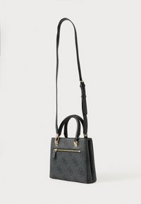 Sac à main noir avec un design structuré, matériau texturé, doubles poignées, bandoulière ajustable, motif embossé et accents de quincaillerie dorée.