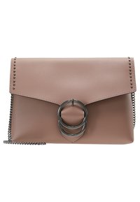 Rosa läderkuvertväska med en vikbar klaff, cirkulärt metallsmycke, kedjesträng och dekorativa nitar längs kanten.