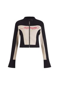 Sort og beige cropped jakke med lange ærmer, lynlåslukning foran, trykknapkrave og rød "Ed Hardy" logo broderet på brystet.