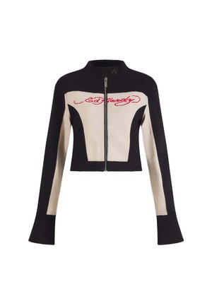 Chaqueta corta negra y beige con mangas largas, cierre de cremallera en el frente, cuello a presión y logo rojo bordado "Ed Hardy" en el pecho.