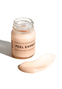 Glazen pot met een rozeachtige crème met het label "PEEL EXPRESS." Glad textuur wordt getoond naast een lepel van het product.
