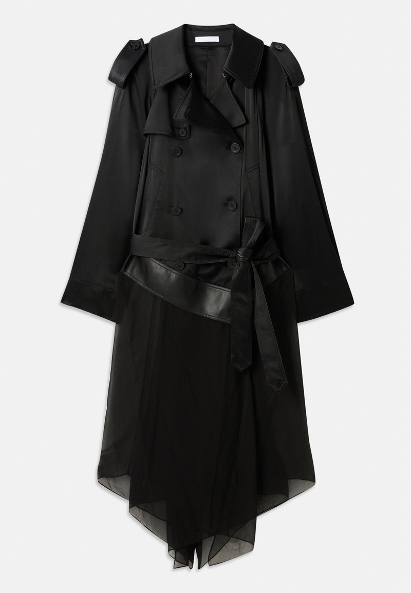 Schwarzer Trenchcoat mit doppelt geknöpfter Vorderseite, satiniertem Material, transparenter unterer Schicht, verstellbarem Gürtel und Schulterdetails mit Epauletten.