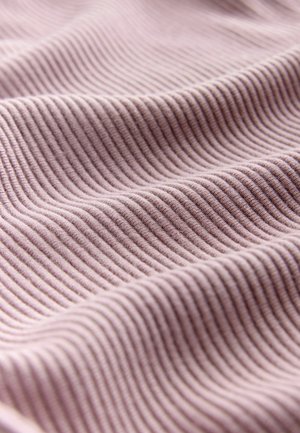 Weicher, gerippter Stoff in einem gedämpften Mauve-Ton, der eine glatte Textur mit abwechselnd erhabenen und flachen Linien über die Oberfläche hinweg zeigt.