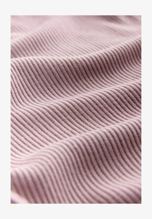 Weicher, gerippter Stoff in einem gedämpften Mauve-Ton, der eine glatte Textur mit abwechselnd erhabenen und flachen Linien über die Oberfläche hinweg zeigt.