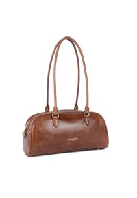 Borsa in pelle marrone con una forma arrotondata, doppio manico superiore, hardware dorato e logo impresso sul davanti. Texture liscia.