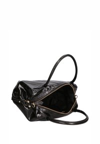 Borsa a tracolla in pelle verniciata nera con design trapuntato, chiusura superiore con zip e una lunga maniglia. Interno foderato in tessuto nero.