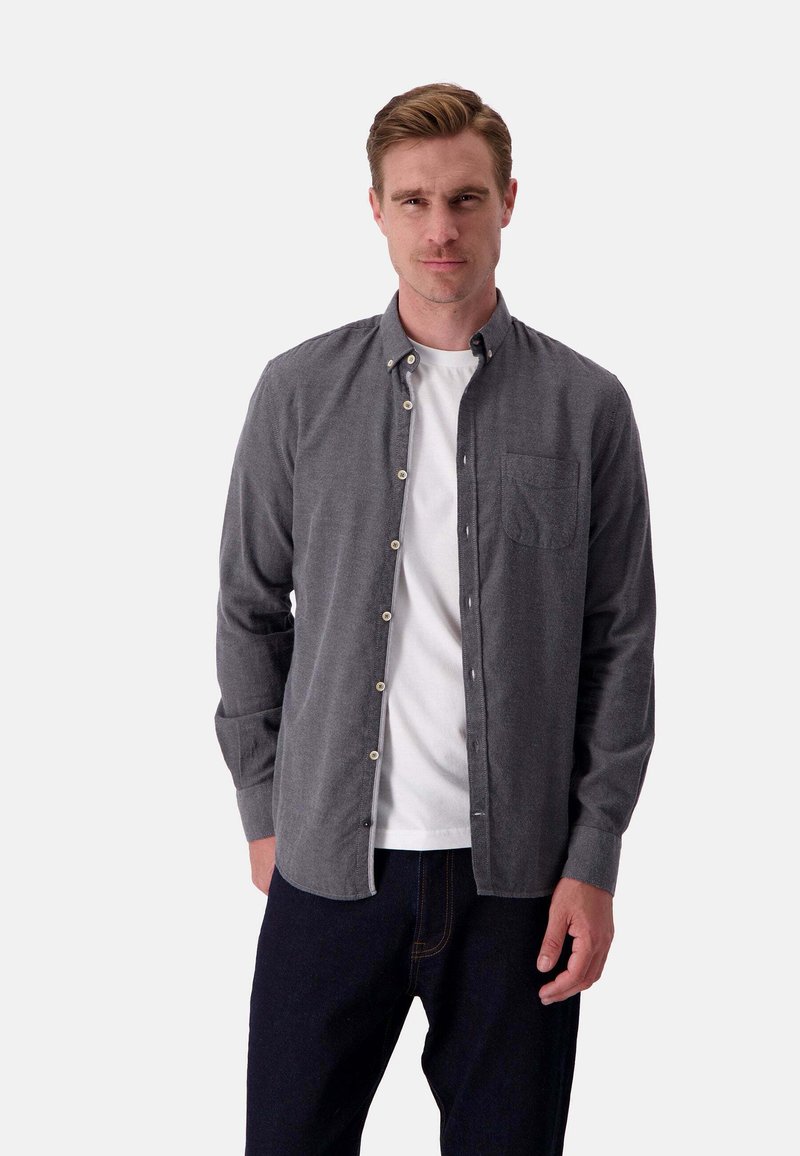 Graues Hemd mit Knöpfen aus strukturiertem Stoff, mit einer Brusttasche und weißen Knöpfen, getragen über einem weißen T-Shirt.