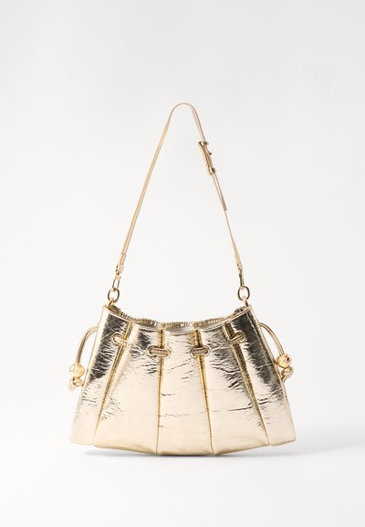Sac à main en métal doré avec une forme arrondie, un design plissé, une bandoulière réglable et des accents de matériel décoratif. Texture lisse avec une finition brillante.
