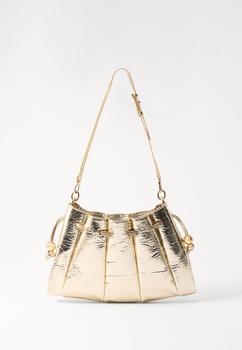 Borsa a mano in oro metallico con forma arrotondata, design plissettato, tracolla regolabile e dettagli decorativi in metallo. Texture liscia con una finitura lucida.