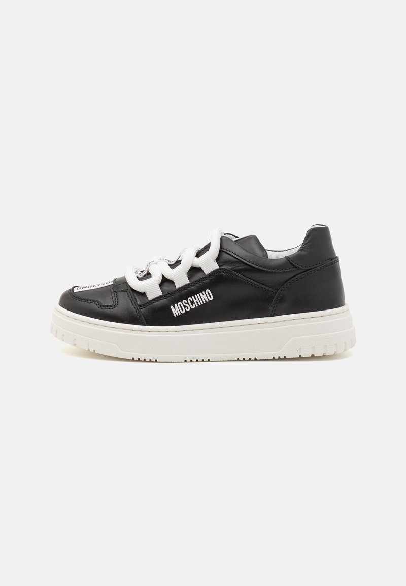 Baskets basses Moschino noires avec semelle blanche épaisse et lacets blancs, vues de côté extérieur sur fond uni.