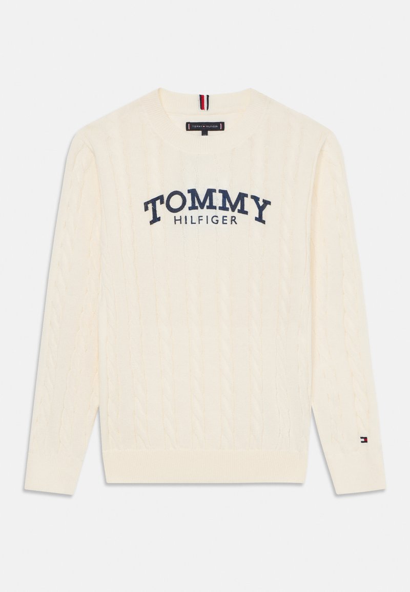 Sweater de malha em creme com gola redonda, apresentando o logótipo "TOMMY HILFIGER" em azul marinho atravessando o peito e um pequeno detalhe de marca na manga.