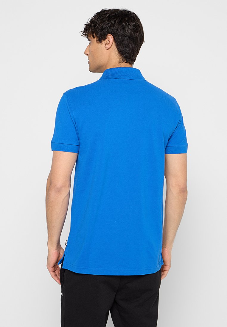 Blauw polo-shirt met korte mouwen, kraag, een soepele textuur en een getailleerd ontwerp. Inclusief een klein logo aan de onderkant.