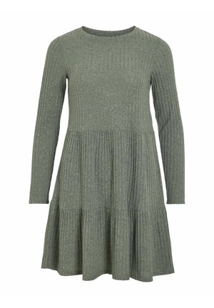 Rochie verde cu maneci lungi, cu un guler rotund și fustă în straturi, având pliseuri verticale pentru textură și o croială lejeră.