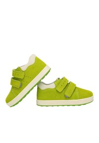 Scarpe in suede verde con accenti in rete bianca, doppie fascette in Velcro, dettagli perforati e suole in gomma bianca con suole verdi.