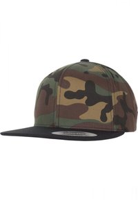 Căciulă de baseball cu model camuflat, în nuanțe mixte de verde, maro și negru. Vârful plat de culoare neagră, partea din față structurată și orificii de ventilație.