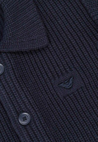Cardigan a coste di un blu navy scuro con bottoni neri e un piccolo logo ricamato di un'aquila sul petto.