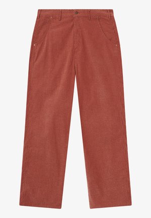 Κόκκινες καρό παντελόνες με χαλαρή, ίσια γραμμή. Το ύφασμα έχει μια μικρή καρε-περίγραμμα και μπροστινές τσέπες με διακριτικές μεταλλικές λεπτομέρειες.