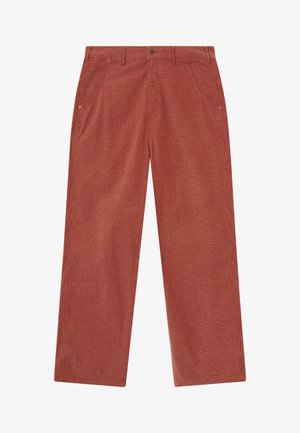 Červené kostkované kalhoty s volnějším střihem a rovným nohavicím. Tkanina má malý mřížkový vzor a přední kapsy s decentními kovovými detaily.