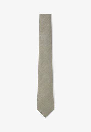 Cravate pour homme gris clair, fine, avec un motif texturé diagonal subtil, posée à plat sur un fond blanc.