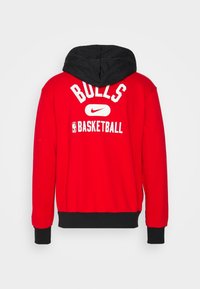 Sweat à capuche rouge avec accents noirs, portant les mots "BULLS" et "BASKETBALL" en texte blanc. Comprend une capuche noire avec cordon de serrage et des manches avec poignets resserrés.
