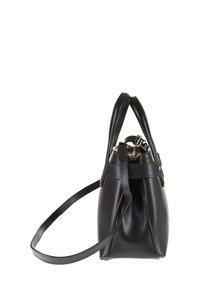 Sac à main en cuir noir avec deux poignées et une longue bandoulière, présenté de côté sur un fond blanc.