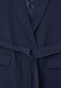 Navy-blauer Bademantel mit glatter Textur, zwei Fronttaschen, einem Gürtel und schwarzen Knöpfen. Verfügt über einen Schalkragen und einen Einknopfverschluss.