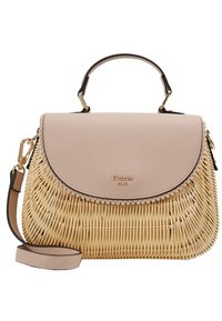 Pleciona torebka ze słomy z miękką różową skórzaną klapką, złotymi okuciami i odpinanym paskiem na ramię. Teksturowana podstawa o zaokrąglonym kształcie.