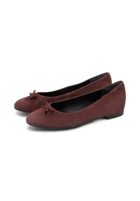 Ballerines en suède bordeaux avec un bout arrondi et un petit nœud à l'avant. Semelle plate et doublure intérieure lisse.