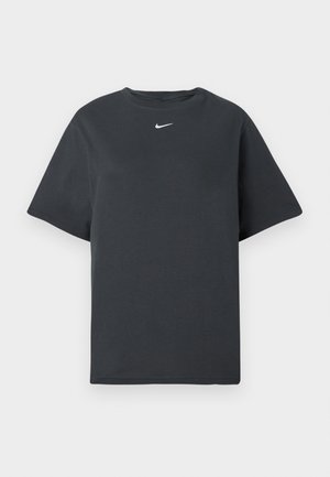 Melnā kokvilnas T-kreklā ar apaļu kakla izgriezumu un īsām piedurknēm. Uz krūškurvja ir neliels balts Nike logotips. Taisna piegriezuma un ikdienišķs dizains.