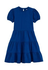 Blå bomullsklänning med puffärmar, rund halsringning, lager av volanger i nederkant och knäppning i ryggen med nyckelhål. Strukturerad tyg genom hela klänningen.