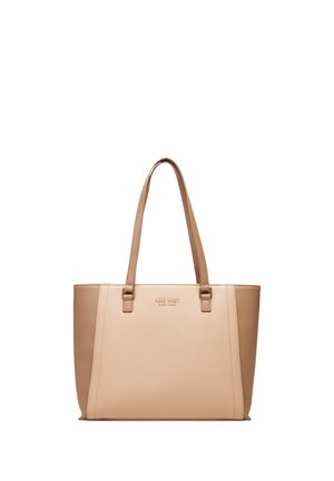 Beżowa i jasno brązowa strukturalna torba typu tote z dwoma uchwytami i małym logo Nine West New York na środku przodu.