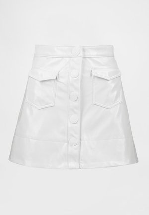 Witte rok van nepleer met een nauwsluitende taille, vijf drukknopen, twee voorzakken en een uitlopende zoom. Soepele, glanzende textuur.