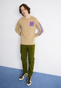 The North Face MOUNTAIN PLAY TEE - Langarmshirt - khaki stone