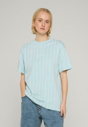 Hellblaues Baumwoll-T-Shirt mit weißen vertikalen Streifen, Rundhalsausschnitt und kurzen Ärmeln. Mit einem kleinen gestickten Detail auf der Brust.