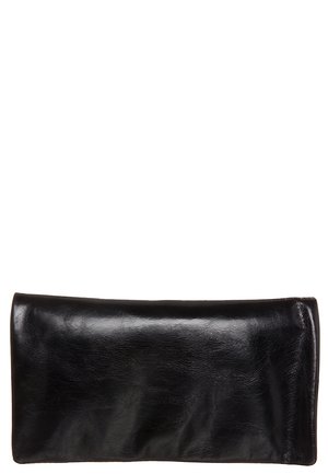 Prostokątny czarny skórzany portfel kopertówka o gładkim, lekko błyszczącym wykończeniu, przedstawiony zamknięty na białym tle.