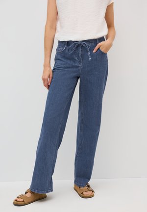 Lichte, hoge taille denim broek in donkerblauw, met een relaxte pasvorm, een koordtaille en zijzakken. Gemaakt met bruine sandalen.