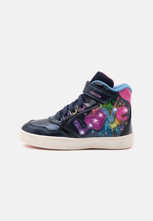 Baskets montantes pour enfants bleu marine avec motif "LOVE" rose et violet, doublure bleue, semelle blanche, lacets et fermeture Velcro.