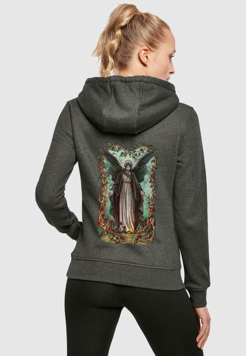 Grå hoodie med en detaljerad grafik av en ängel med vingar, omgiven av vinrankor och blommor på baksidan. Mjuk tygkvalitet, avslappnad passform.