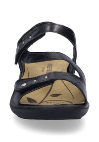 Sort sandal med to justerbare remme, der har sølv nitter. Tekstureret indersål med bladmønster, bred åbning til tæerne og flad sort sål.