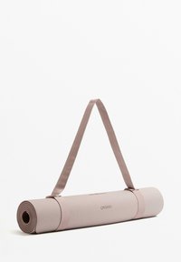 Yoga mat in lichtroze met een gestructureerde oppervlakte en bijpassende strap. Gerolde vorm met logo-detail. Zacht en flexibel materiaal.