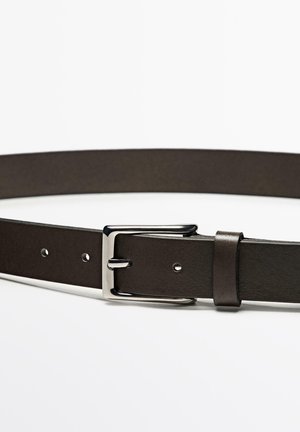 Ceinture en cuir brun avec une texture lisse, dotée d'une boucle en métal argenté et d'un ardillon réglable, accentuée de trous pour le réglage.