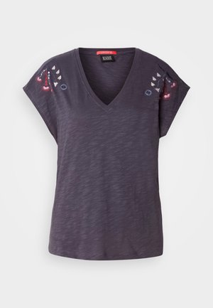 Mørk lilla kortermet T-skjorte med V-hals, med broderte blomsterdetaljer på skuldrene og en strukturert tøyfinish.